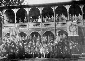 Skytterne samlet i lunden ved 50 års jubilæumsskydningen i 1907. Midt i billedet er de mange præmier.